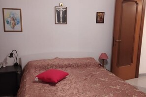 1 quarto, ferros/tábuas de passar roupa, roupa de cama