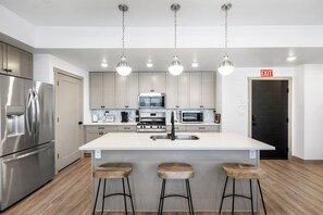Fridge, microwave, oven, stovetop - Charming 3-bedroom condo with AC, WiFi, pools, pickleball courts and more!  (Hurricane)