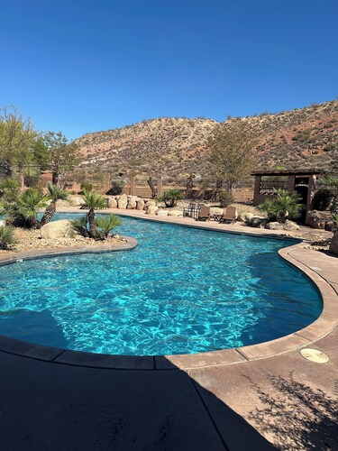 Charming 3-bedroom condo with AC, WiFi, pools, pickleball courts and more! 