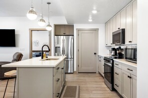 Fridge, microwave, oven, stovetop - Charming 3-bedroom condo with AC, WiFi, pools, pickleball courts and more! (Hurricane)