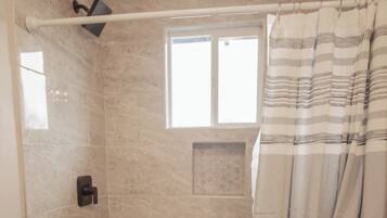 Serviettes fournies, savon, papier toilette