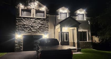 Welcome to our luxurious villa in the heart of downtown Newmarket!