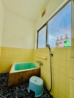 Amenidades de baño ecológicas, secadora de cabello, toallas, jabón 