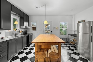 Fridge, microwave, oven, stovetop - Rurality in the Hearth of the City, Free parking, 15 min from Old Qc (Québec)