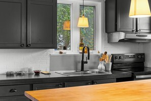 Fridge, microwave, oven, stovetop - Rurality in the Hearth of the City, Free parking, 15 min from Old Qc (Québec)