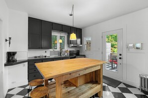 Fridge, microwave, oven, stovetop - Rurality in the Hearth of the City, Free parking, 15 min from Old Qc (Québec)