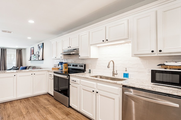 Een koelkast, een magnetron, een oven, een kookplaat