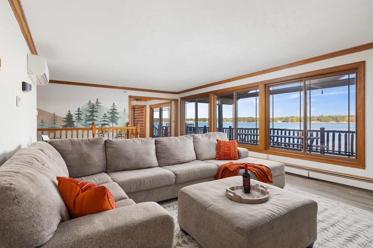 TV connectée, cheminée, baby-foot, livres