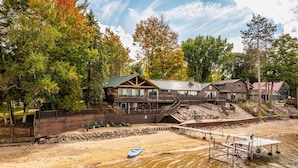 Un chalet au bord du lac, doté d’un quai, d’un espace extérieur aménagé et d’une terrasse en bois.