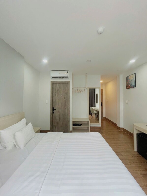 Habitación de lujo doble, 1 habitación, no fumadores, vistas a la ciudad | Escritorio y espacio para trabajar con un portátil