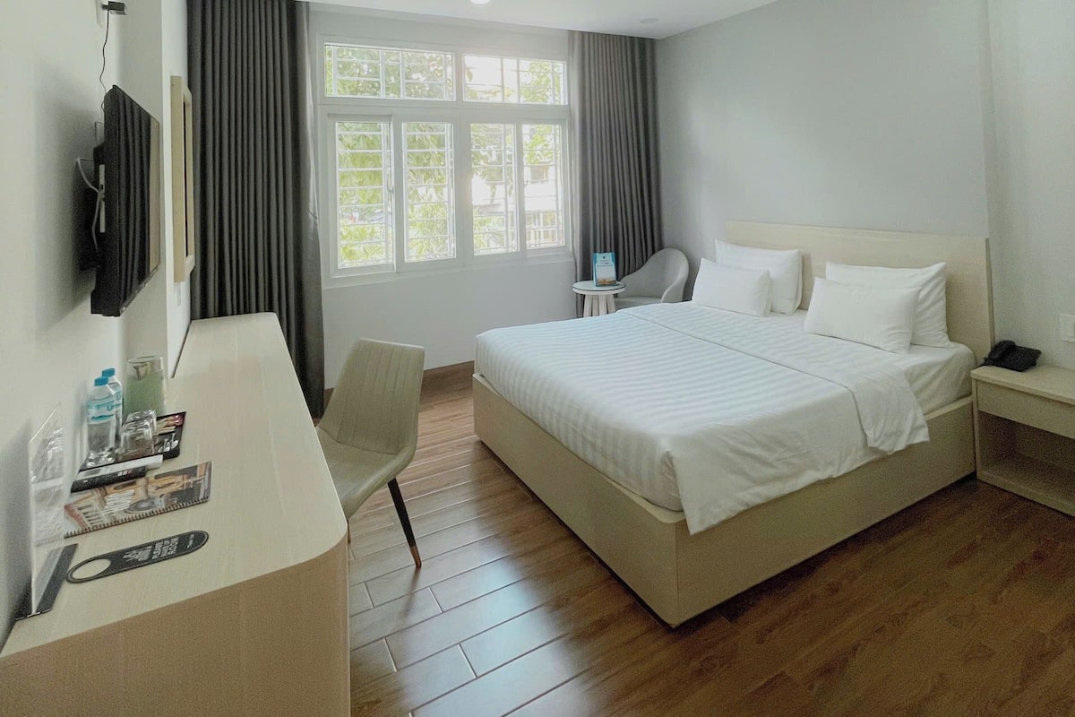 Luxe tweepersoonskamer, 1 slaapkamer, niet-roken, uitzicht op stad | Een bureau, een laptopwerkplek, geluiddichte muren, gratis wifi