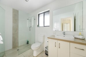 Een douche, een haardroger, handdoeken, shampoo