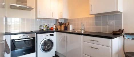 Kühlschrank, Ofen, Herdplatte, Wasserkocher mit Kaffee-/Teezubehör