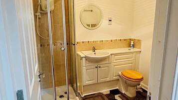 Een douche, handdoeken