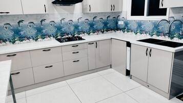 Frigorífico, microondas, horno y placa de cocina