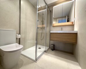 Een douche, een haardroger, handdoeken