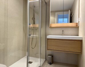 Douche, sèche-cheveux, serviettes fournies