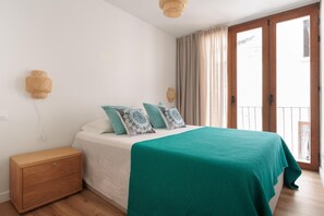 3 bedrooms, iron/ironing board, Internet, bed sheets - Centric house with parking (Tossa de Mar)