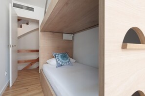 3 bedrooms, iron/ironing board, internet, bed sheets