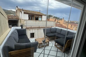 Unclassified image, 3 of 39, button