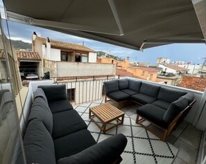 Unclassified image, 3 of 39, button