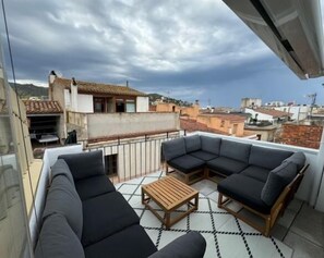 Unclassified image, 2 of 39, button