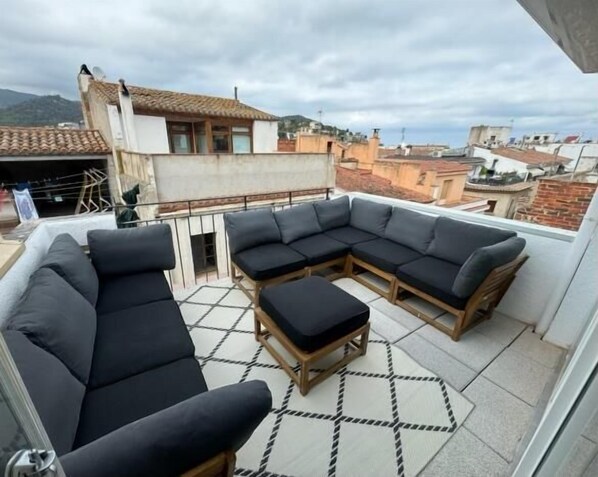 Unclassified image, 1 of 39, button