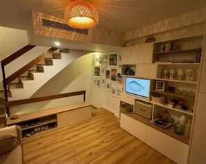 Unclassified image, 4 of 39, button