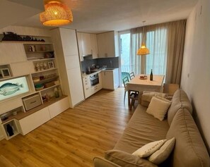 Unclassified image, 5 of 39, button