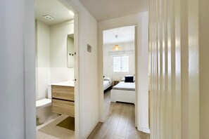 3 bedrooms, iron/ironing board, internet, bed sheets