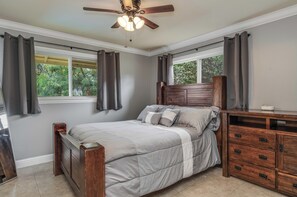 2 bedrooms, desk, iron/ironing board, free WiFi - Beautiful conveniently located 2-bedroom ocean view home in Kailua-Kona.  (Kailua-Kona)