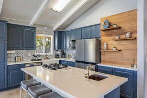 Frigorífico, microondas, horno y placa de cocina