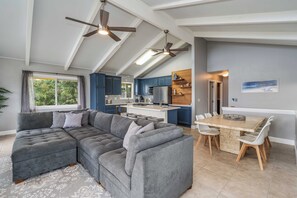 Smart TV - Beautiful conveniently located 2-bedroom ocean view home in Kailua-Kona.  (Kailua-Kona)