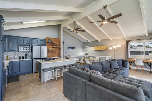 Beautiful conveniently located 2-bedroom ocean view home in Kailua-Kona.