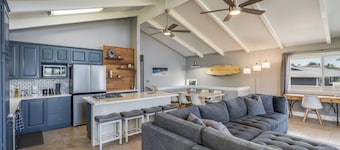 Beautiful conveniently located 2-bedroom ocean view home in Kailua-Kona. 