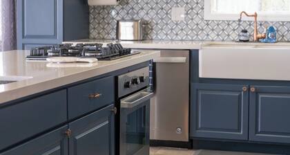 Beautiful conveniently located 2-bedroom ocean view home in Kailua-Kona.