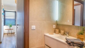 Shower, free toiletries, hair dryer, towels