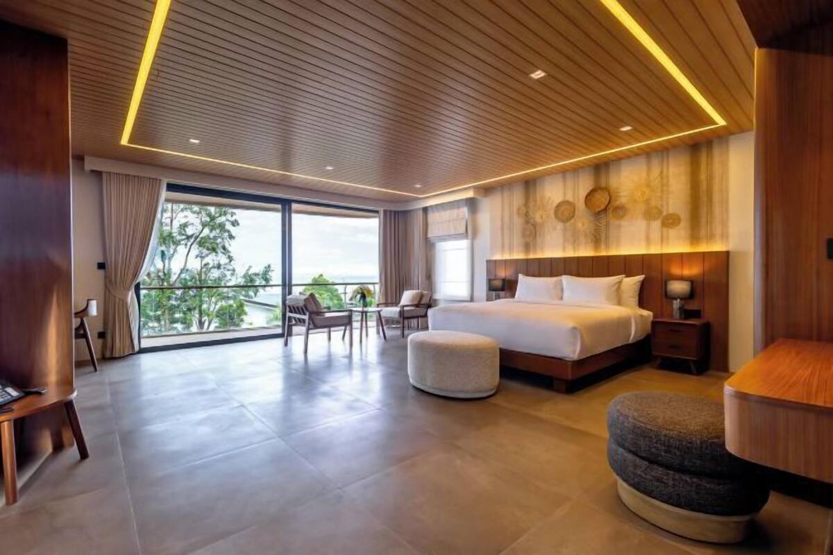 4 bedrooms, minibar, in-room safe, blackout curtains