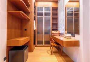 4 phòng ngủ, minibar, két bảo mật tại phòng, màn/rèm cản sáng