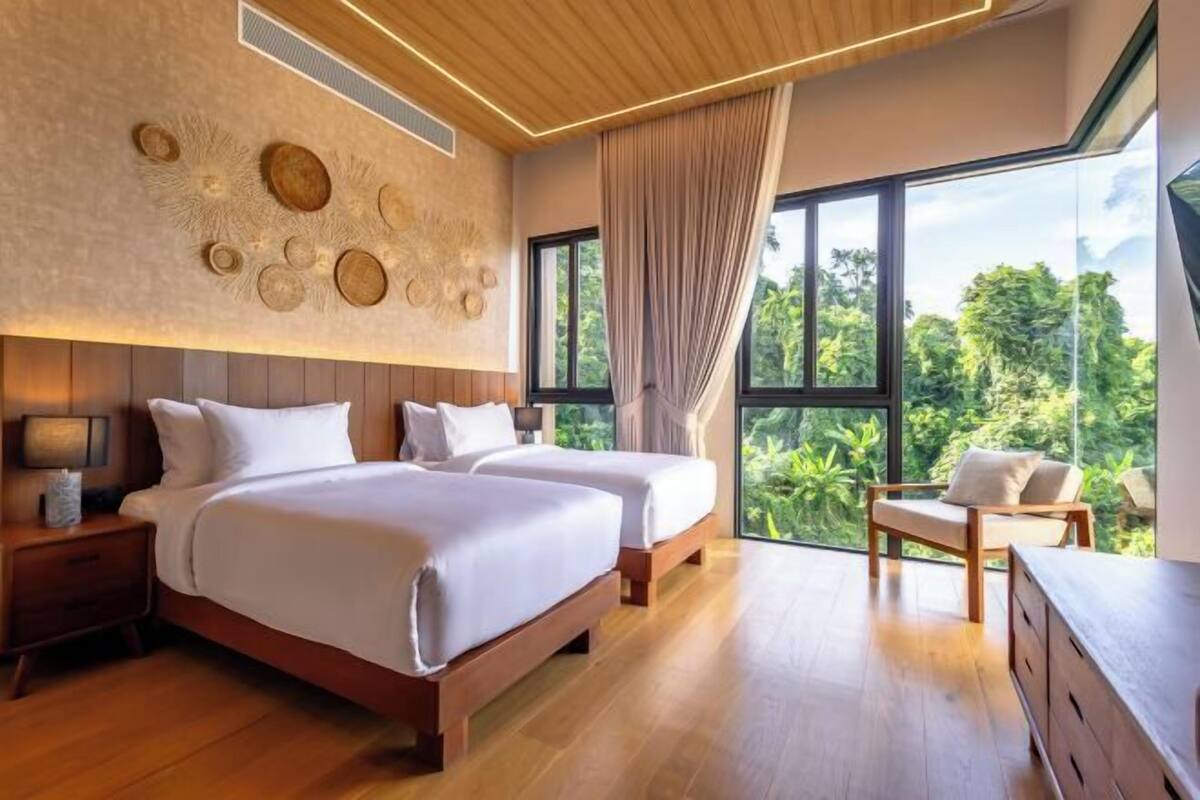 4 bedrooms, minibar, in-room safe, blackout curtains