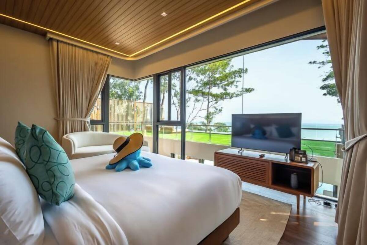 4 bedrooms, minibar, in-room safe, blackout curtains