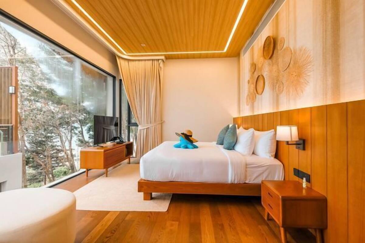 4 bedrooms, minibar, in-room safe, blackout curtains