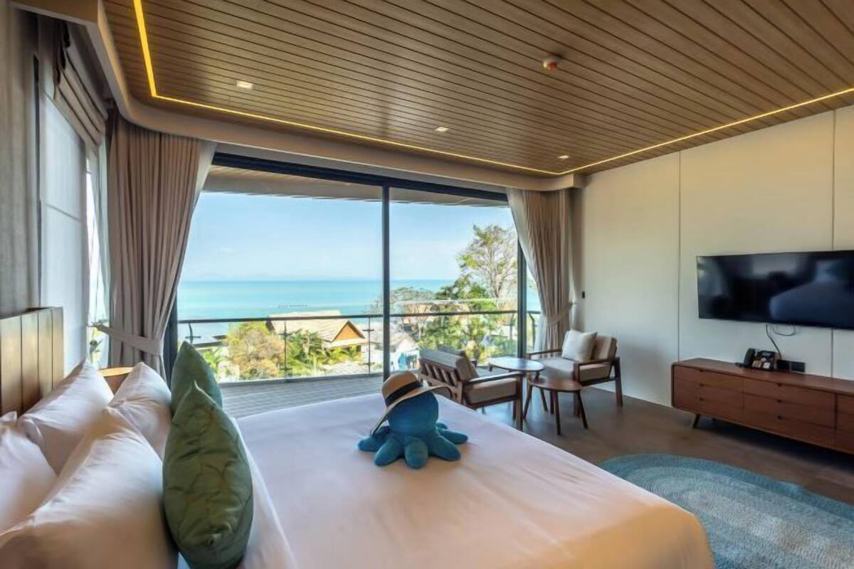 4 bedrooms, minibar, in-room safe, blackout curtains