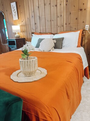 1 bedroom, WiFi, bed sheets - Calm, stylish space. Across the street from the park. Perfect little getaway. (Vernon)