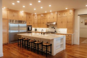 Een magnetron, een oven, een kookplaat, een vaatwasser