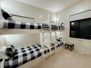 4 habitaciones, tabla de planchar con plancha, wifi y ropa de cama 