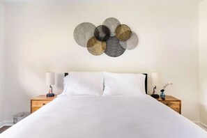4 bedrooms, iron/ironing board, WiFi, bed sheets