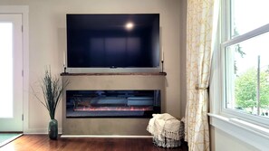 Smart TV, fireplace - Valley View Urban Nest with a Deck (Spokane)