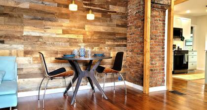 Valley View Urban Nest with a Deck