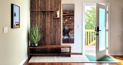 Valley View Urban Nest with a Deck